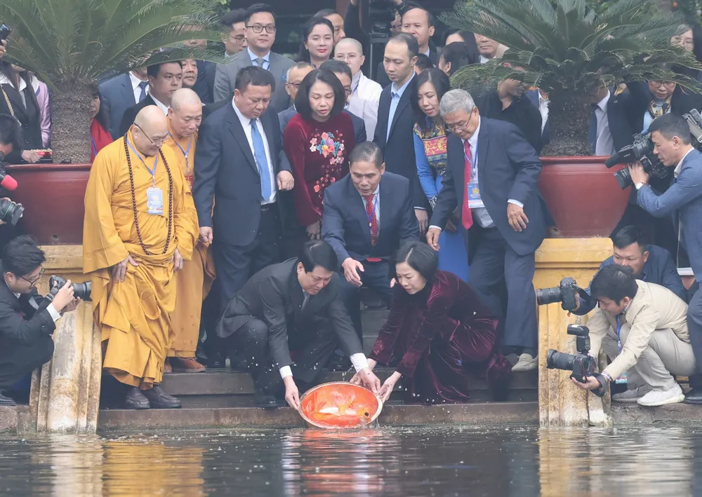 Chủ tịch nước Lương Cường và Phu nhân cùng các đại biểu kiều bào dự chương trình Xuân Quê hương 2025 thả cá chép tại Phủ Chủ tịch, sáng 19-1. Ảnh: QUANG PHÚC
