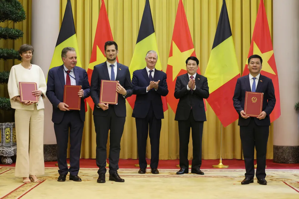 Nhà lãnh đạo hai nước chứng kiến lễ ký kết và trao các văn kiện hợp tác trong một số lĩnh vực giữa hai nước. Ảnh: QUANG PHÚC