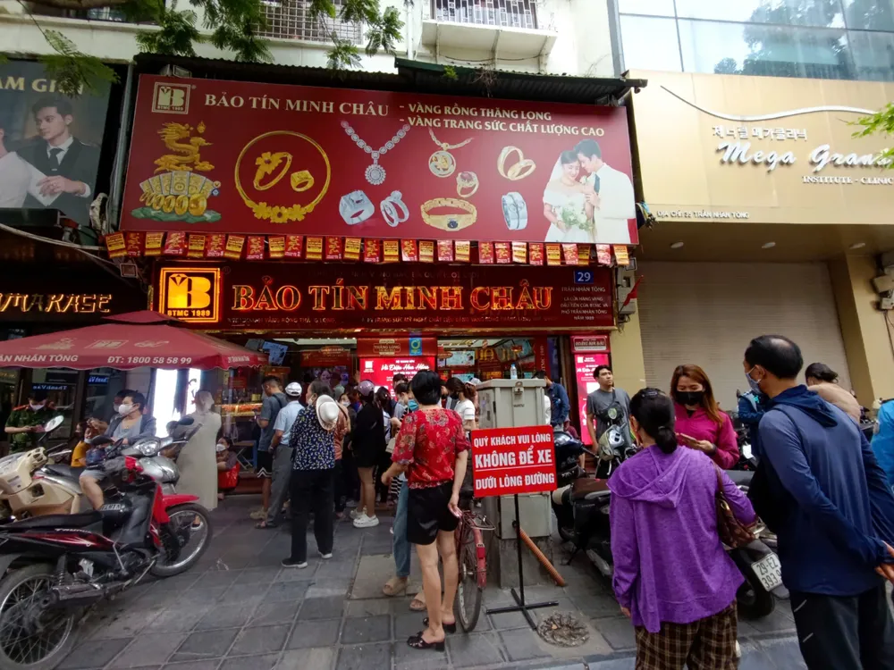 Người dân xếp hàng dài chờ mua vàng trên phố Trần Nhân Tông (Hai Bà Trưng, Hà Nội), ngày 18-4. Ảnh: LƯU THỦY