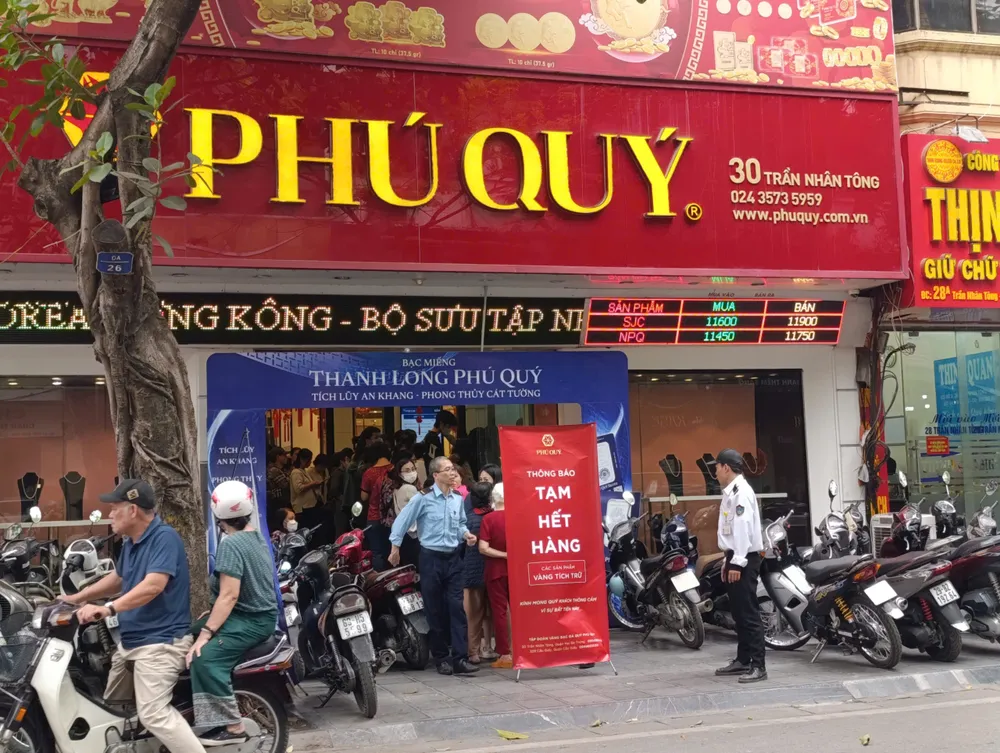 Một số cửa hàng kinh doanh vàng phải treo biển tạm hết vàng để bán và chỉ mua vào, sáng 18-4. Ảnh: LƯU THỦY