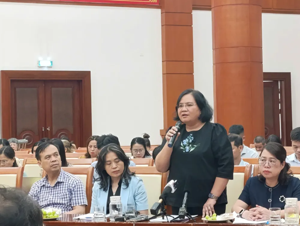 Bà Nguyễn Thị Thoa trả lời câu hỏi của báo chí