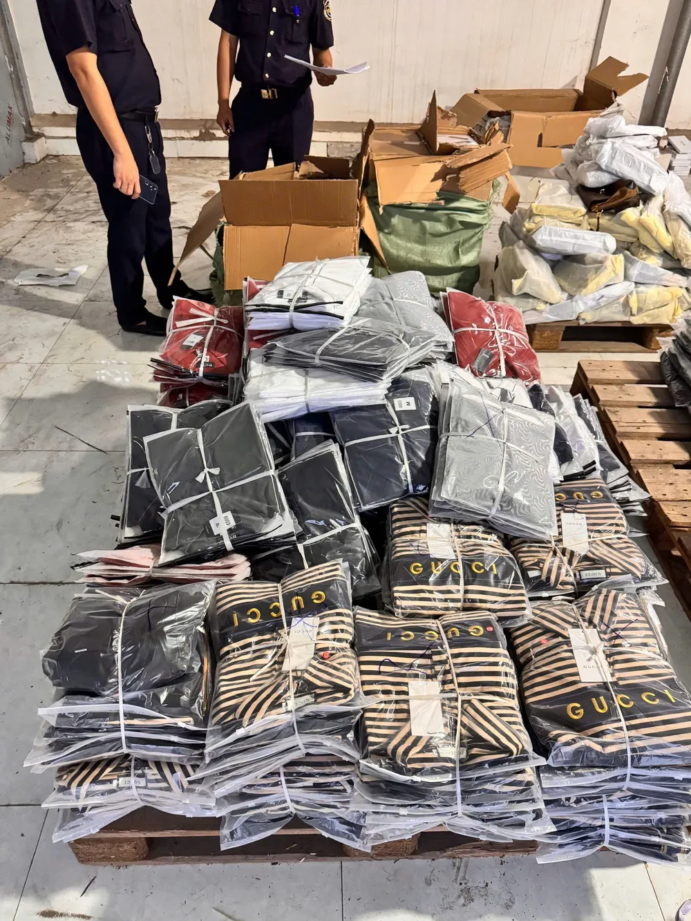 Các tang vật bị lực lượng hải quan thu giữ. Ảnh: Cục Hải quan