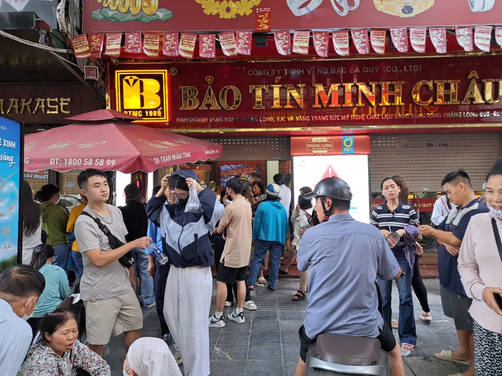 Người dân xếp hàng đợi đến lượt mua vàng tại một cửa hàng kinh doanh vàng trên phố Trần Nhân Tông, Hà Nội