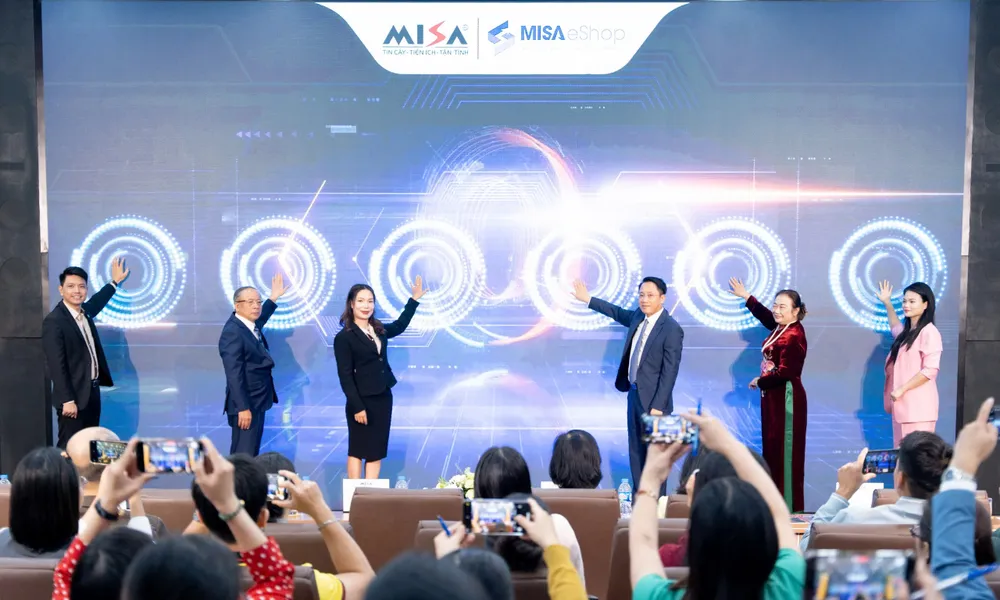 Các đại biểu bấm nút khởi động phần mềm tại lễ mắt