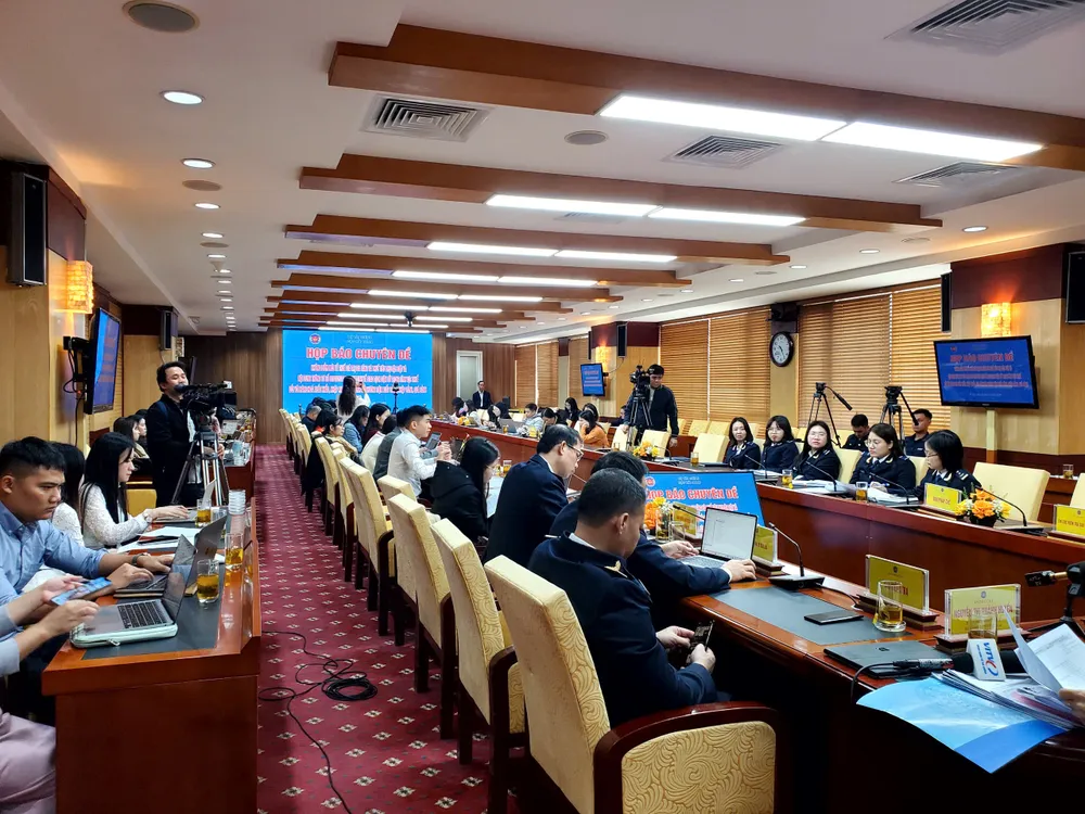 Quang cảnh buổi họp báo. Ảnh: HÀ NGUYỄN