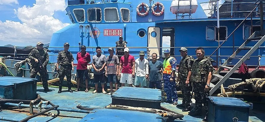 Lực lượng Hải quan phối hợp với Cảnh sát biển bắt giữ một vụ vận chuyển trái phép dầu D.O trên biển. Ảnh: H.Q