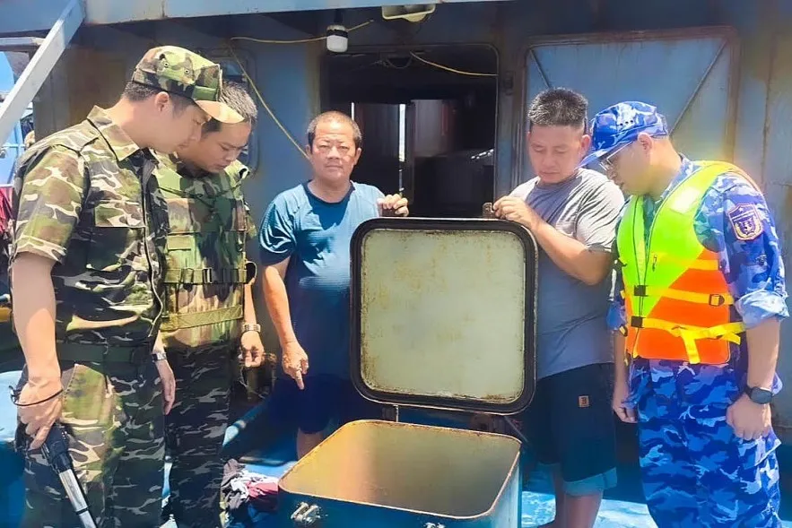 Lực lượng Hải quan phối hợp với Cảnh sát biển bắt giữ một vụ vận chuyển trái phép dầu D.O trên biển. Ảnh: HQ