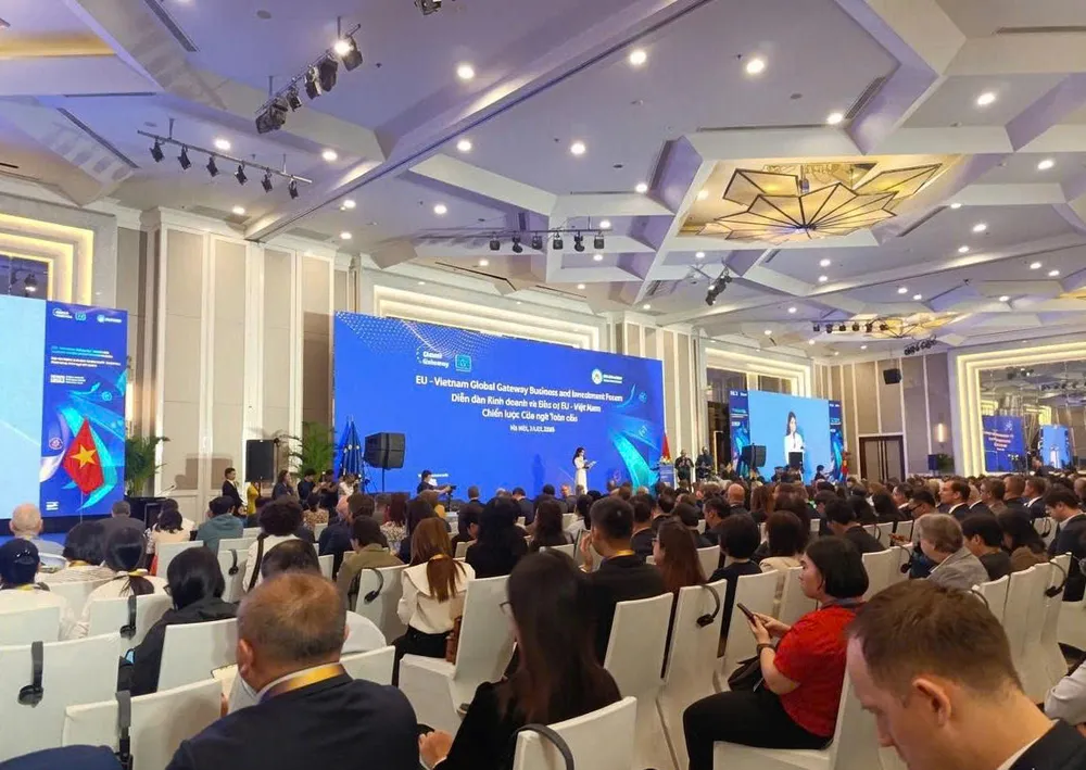 Quang cảnh diễn đàn. Ảnh: LƯU THỦY