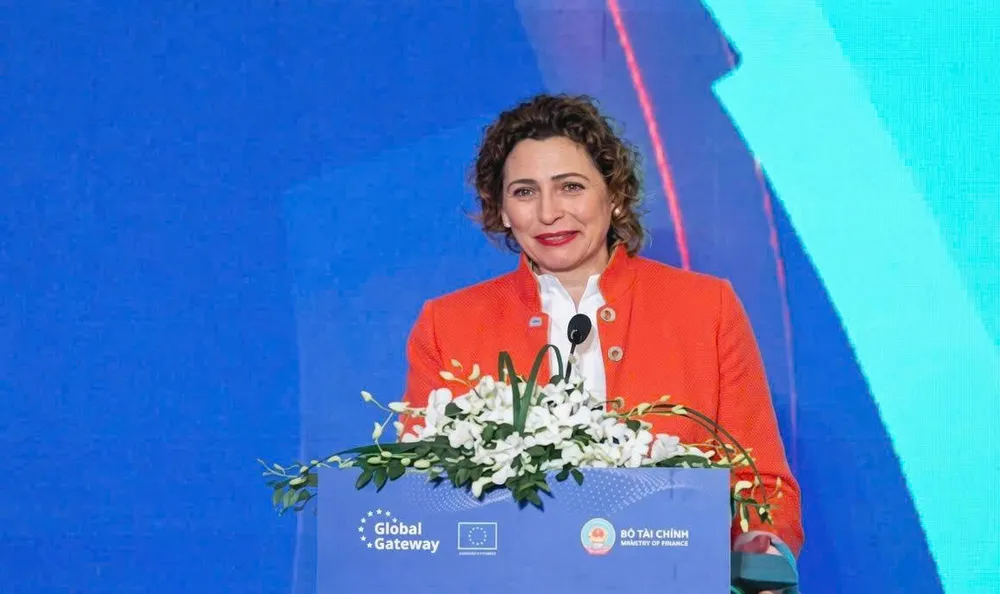 Bà Nicola Beer, Phó Chủ tịch Ngân hàng Đầu tư châu Âu (EIB), phát biểu tại diễn đàn. Ảnh: LƯU THỦY