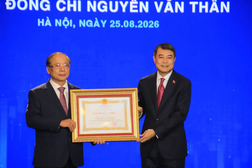 Thủ tướng Lê Minh Hưng trao Huân chương Lao động hạng Nhất tặng Hiệp hội Doanh nghiệp nhỏ và vừa Việt Nam. Ảnh: LƯU THỦY