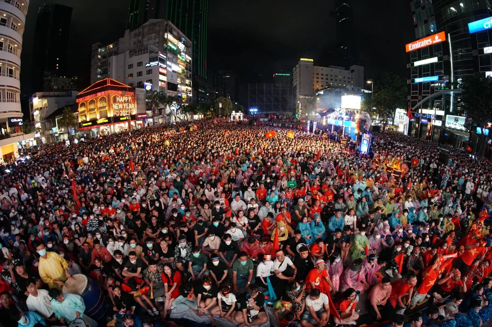 Người hâm mộ TPHCM đội mưa, cổ vũ đội tuyển U23 Việt Nam tại phố đi bộ Nguyễn Huệ ảnh 4