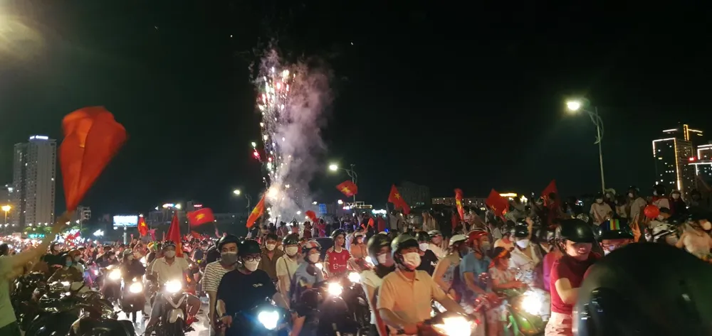 Người hâm mộ đổ ra đường ăn mừng U23 Việt Nam bảo vệ thành công Huy chương vàng ảnh 8