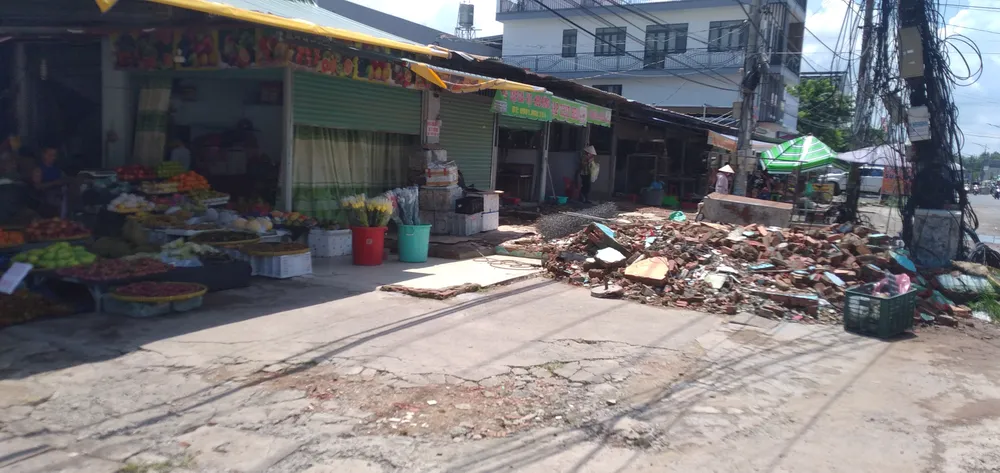 Nhiều kiốt đã được xây dựng và cho thuê của gia đình ông Thái Xuân Kiên bị địa phương quy là đất nông nghiệp