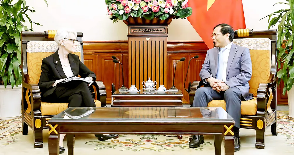 Bộ trưởng Bộ Ngoại giao Bùi Thanh Sơn tiếp  Thứ trưởng thứ nhất Bộ Ngoại giao Hoa Kỳ Wendy Sherman Ảnh: TTXVN