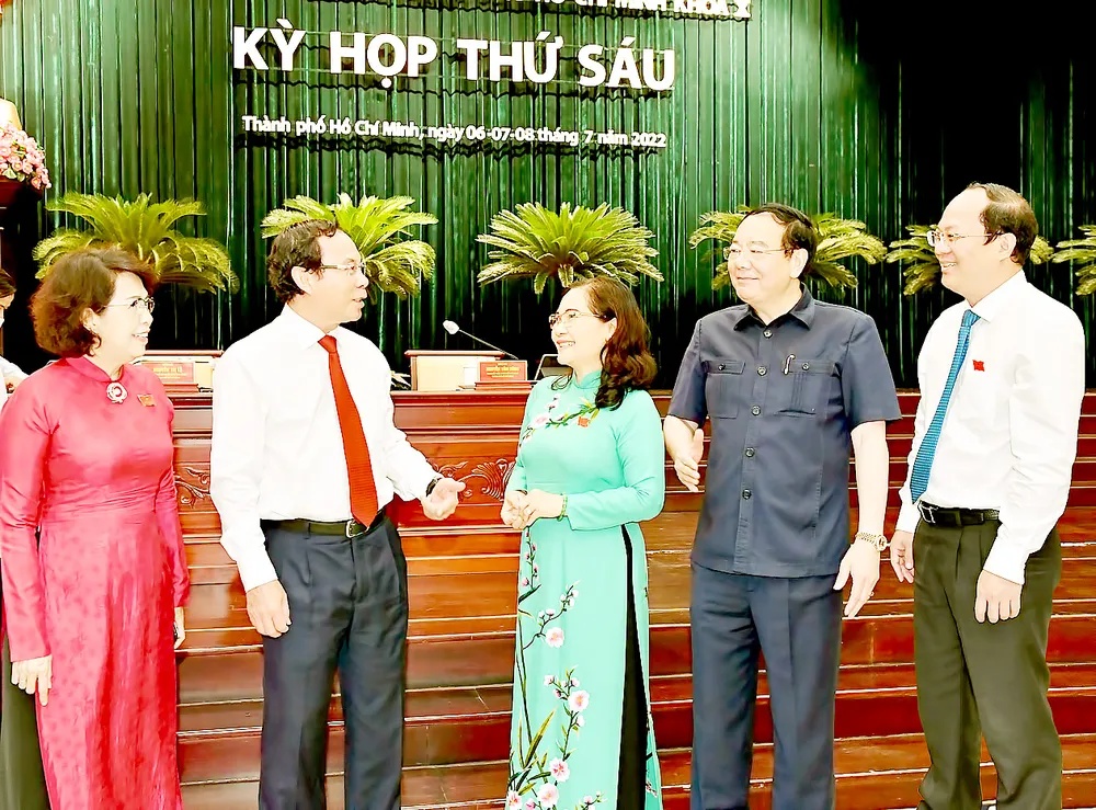 Bí thư Thành ủy TPHCM Nguyễn Văn Nên  trao đổi cùng các đại biểu tại kỳ họp. Ảnh: VIỆT DŨNG