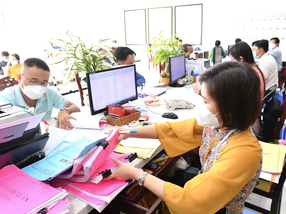 Chi thu nhập tăng thêm góp phần động viên đội ngũ  cán bộ công chức gắn bó với công việc. Ảnh: Việt Dũng