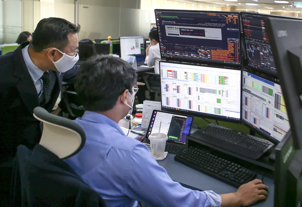 Chuyên gia Hàn Quốc đang cùng nhà đầu tư trong nước  nghiên cứu biến động thị trường chứng khoán. Ảnh: HOÀNG HÙNG