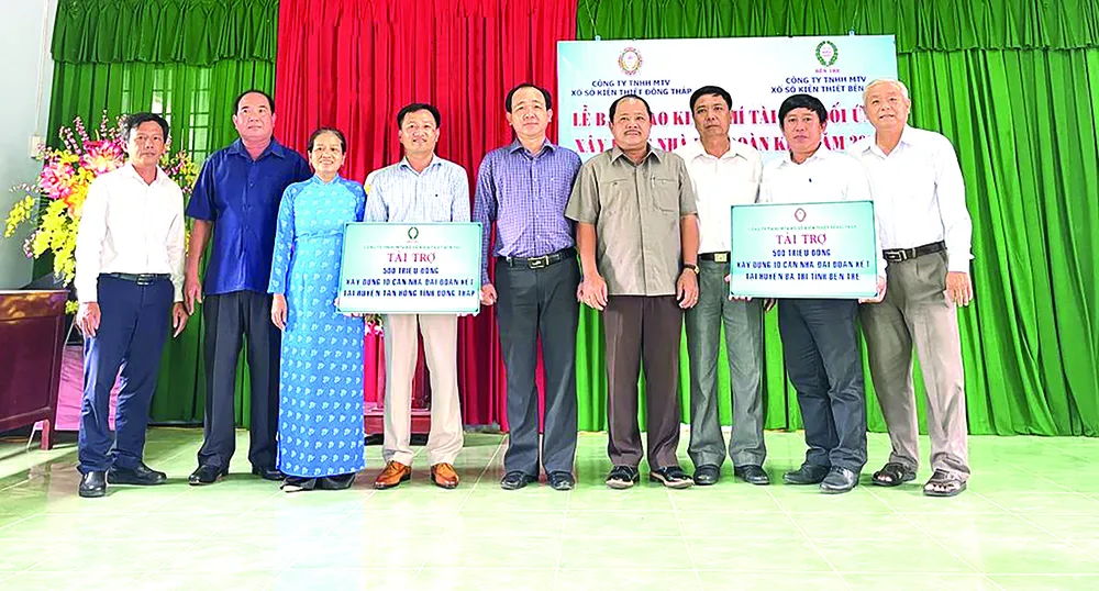 Ông Trần Thanh Tuấn, Chủ tịch kiêm Giám đốc Công ty TNHH MTV XSKT Bến Tre và ông Ngô Thanh Trí, Phó Giám đốc Công ty TNHH MTV XSKT Đồng Tháp (người thứ 5 và thứ 6 từ trái sang)  chụp hình lưu niệm tại buổi lễ