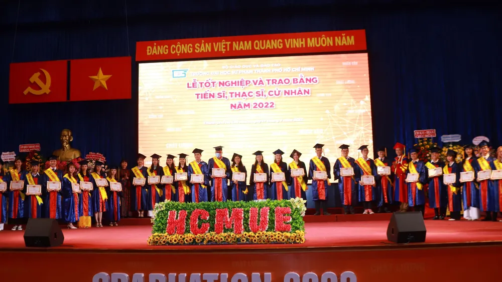 Hiệu trưởng trường sư phạm nhắn nhủ thầy cô giáo tương lai: Sống tử tế, làm nghề chuyên nghiệp ảnh 1