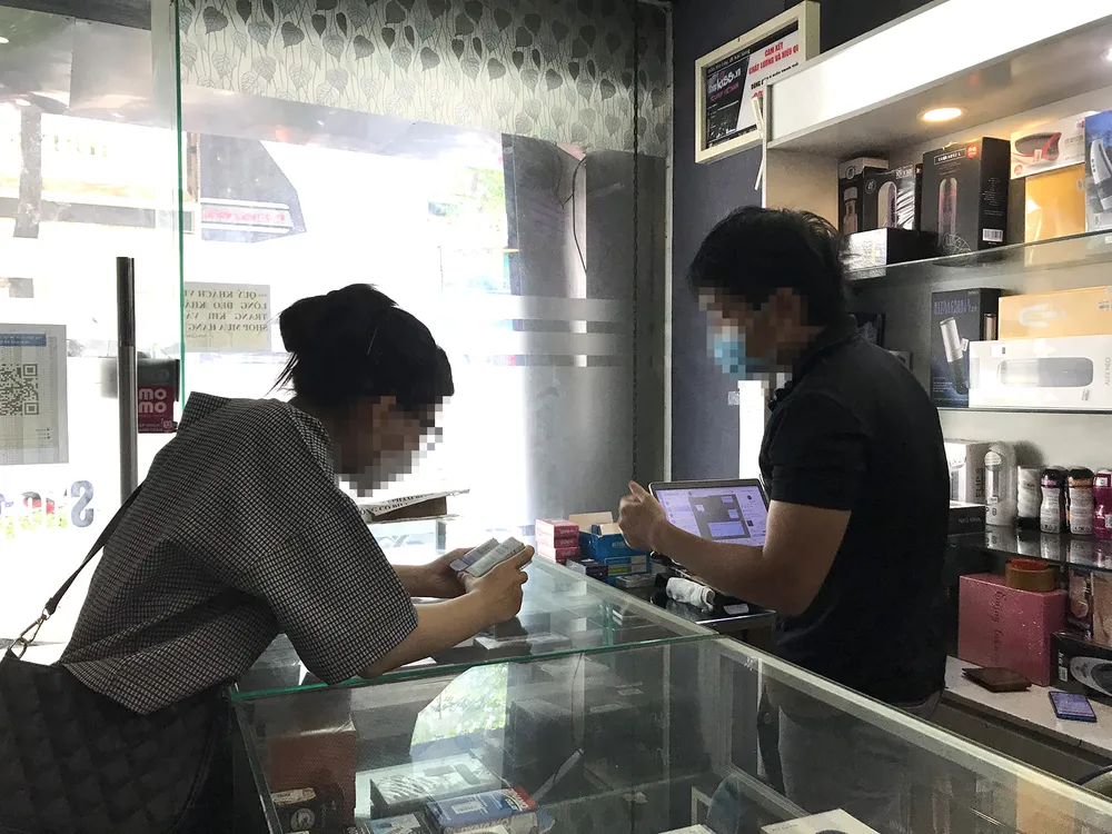 Nhân viên một cửa hàng bán thuốc kích dục  chào mời khách hàng