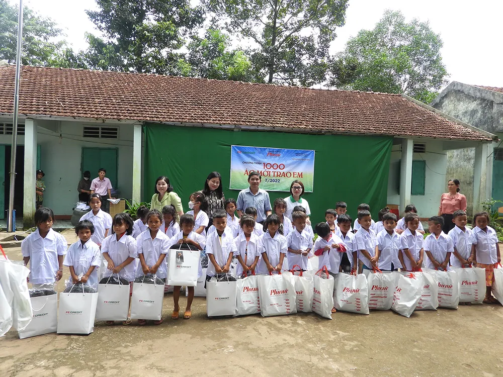 FE CREDIT đồng hành cùng Báo Phụ Nữ TPHCM trao tặng 500 chiếc áo mới cho học sinh khó khăn tại Bình Phước ảnh 1