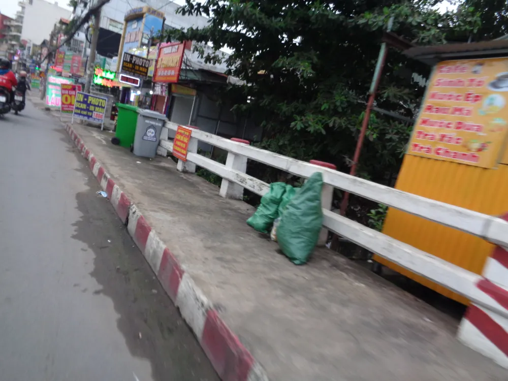 Vứt rác tràn lan trên cầu dù có bảng cấm và thùng rác ảnh 1