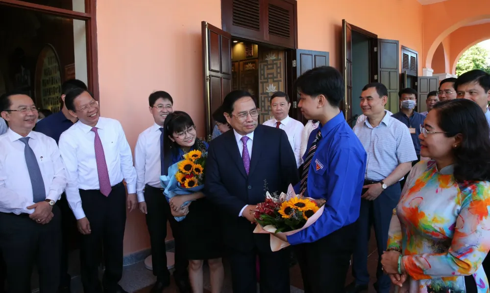 Lãnh đạo Đảng, Nhà nước và TPHCM chúc mừng các đảng viên trẻ là học sinh THPT được đứng vào hàng ngũ của Đảng. Ảnh: Hồng Hải