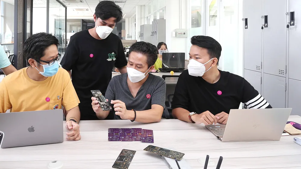 Ông Kie Nguyễn (Công ty gannha.com) hướng dẫn các bạn trẻ  nghiên cứu phần cứng để áp dụng cho hệ sinh thái chuyển đổi số  offline to online tại vườn ươm SHTP-IC. Ảnh: HOÀNG HÙNG