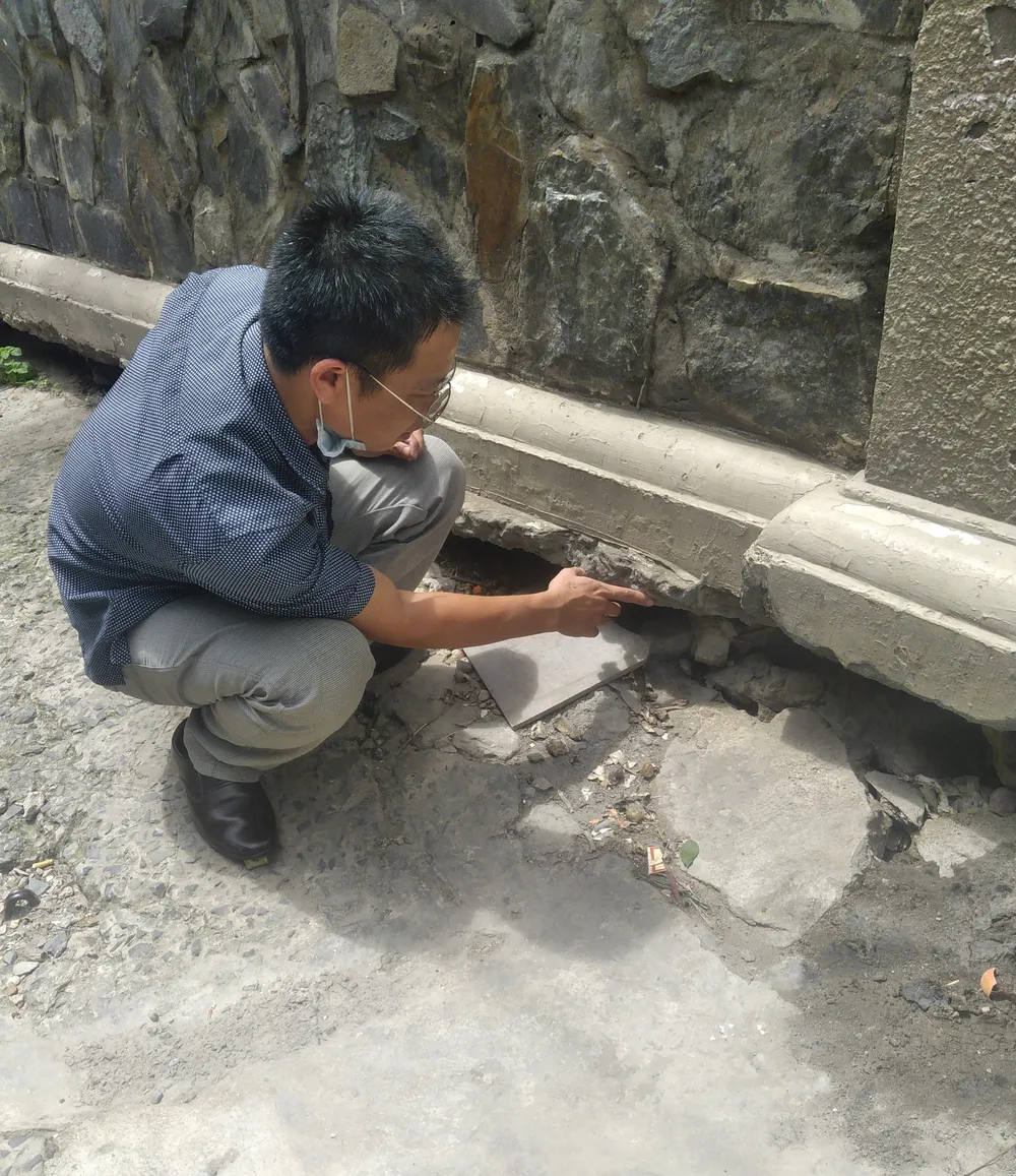 Sụt lún móng nền bức tường rào tòa nhà The M. ở hẻm 67,  đường Nguyễn Hữu Cảnh, phường 22, quận Bình Thạnh (Ảnh chụp ngày 15-9)