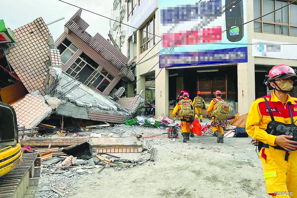 Nhà cửa sụp đổ sau trận động đất