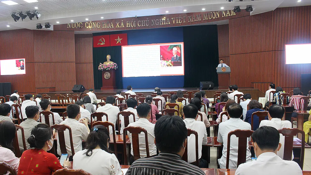 Cán bộ chủ chốt quận 12 học tập tác phẩm của  Tổng Bí thư Nguyễn Phú Trọng. Ảnh: SONG ANH