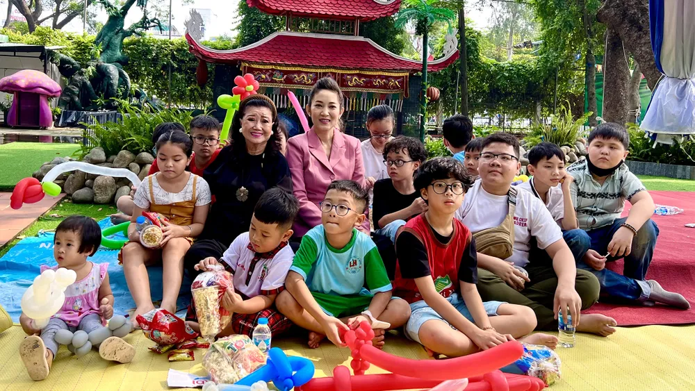 NSND Kim Cương và NSƯT Thanh Thúy - Phó Giám đốc Sở VH-TT cùng các em thiếu nhi tại chương trình Trái tim yêu thương. Ảnh: THÚY BÌNH