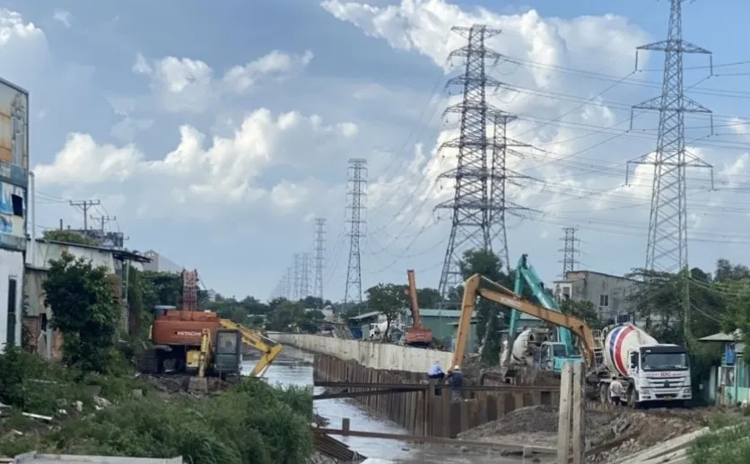 Công trình nạo vét, thi công bờ kè kênh Bình Hòa khi hoàn thành sẽ giải quyết  căn bản tình trạng ngập ở  TP Thuận An, tỉnh Bình Dương