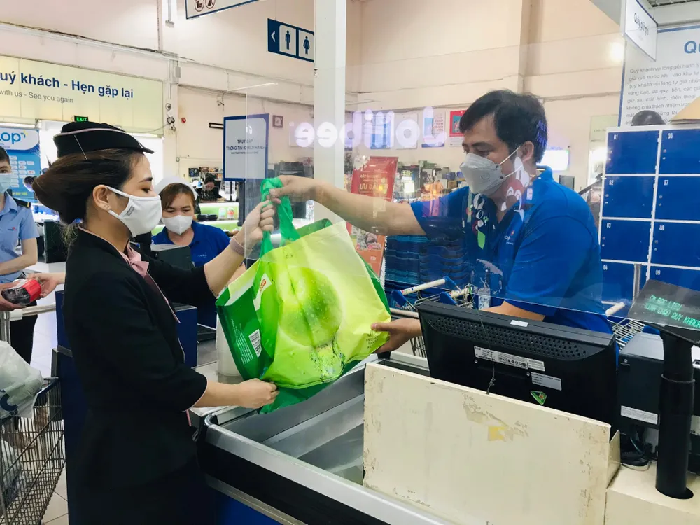 Người tiêu dùng sử dụng túi dùng nhiều lần để mua sắm