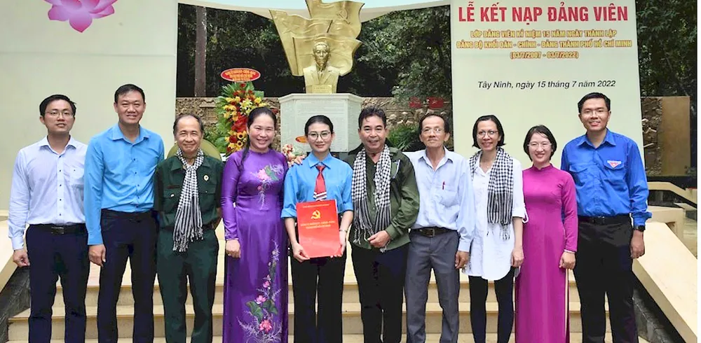 Nghệ sĩ Ưu tú Mỹ Uyên  trong ngày  kết nạp đảng