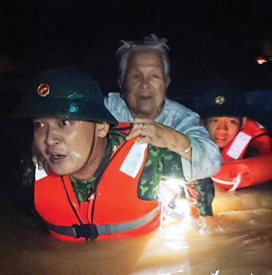 Báo Sài Gòn Giải Phóng tiếp nhận đóng góp hỗ trợ đồng bào miền Trung ảnh 1