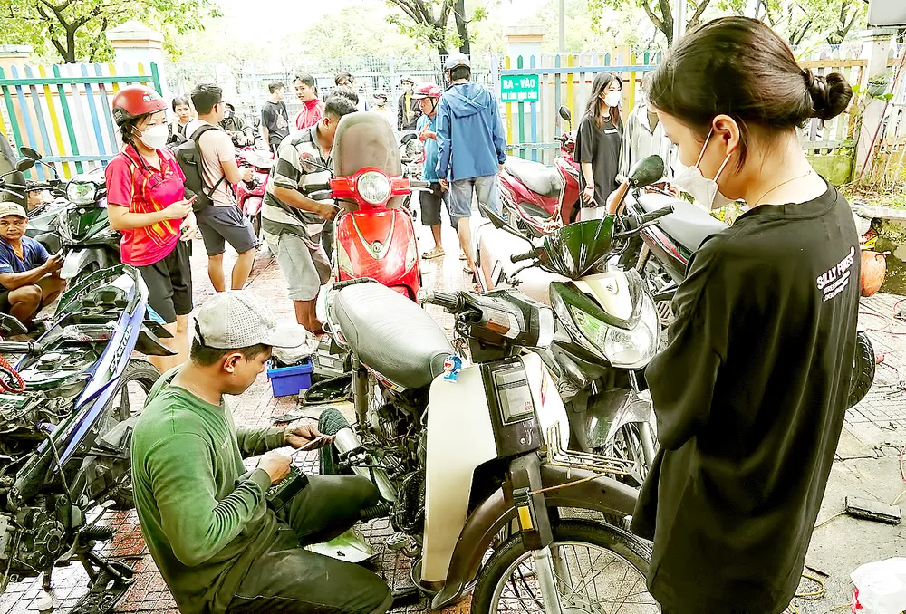 Nhóm thợ sửa xe ở huyện Nông Sơn (Quảng Nam)  ra Đà Nẵng sửa xe miễn phí