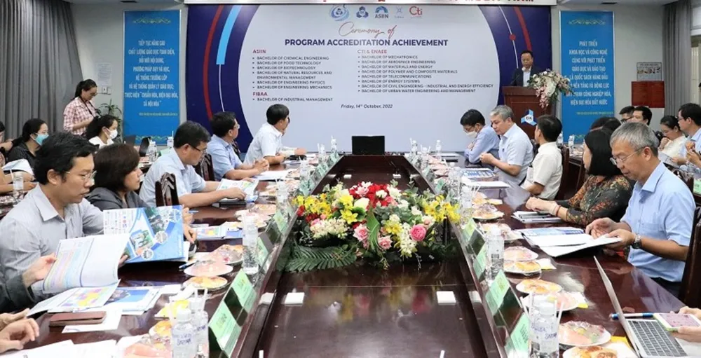 Các chuyên gia tham dự hội thảo “Quốc tế hóa giáo dục đại học thông qua kiểm định”  tại Trường ĐH Bách khoa (ĐH Quốc gia TPHCM) ngày 14-10