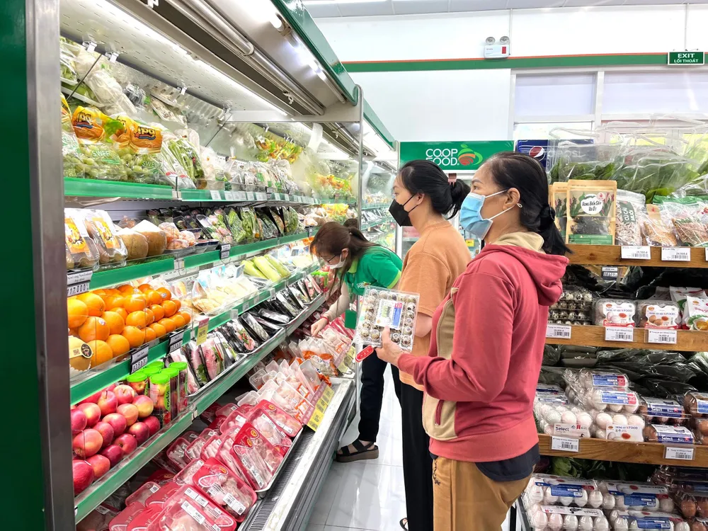 Người dân mua sắm tại Co.op Food
