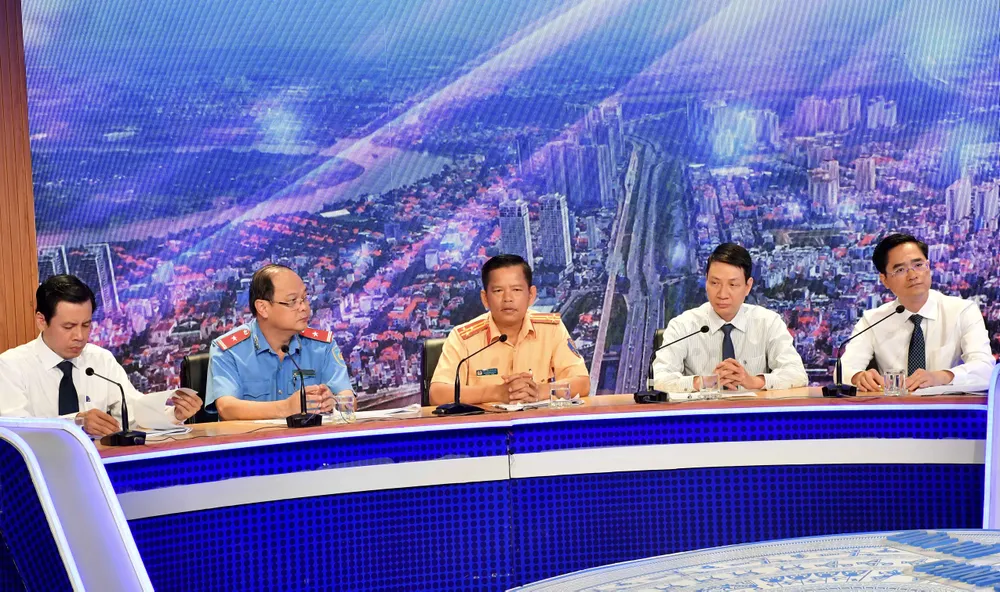 Đại diện sở ngành TPHCM tham dự  Chương trình Dân hỏi - Chính quyền trả lời. Ảnh: VIỆT DŨNG