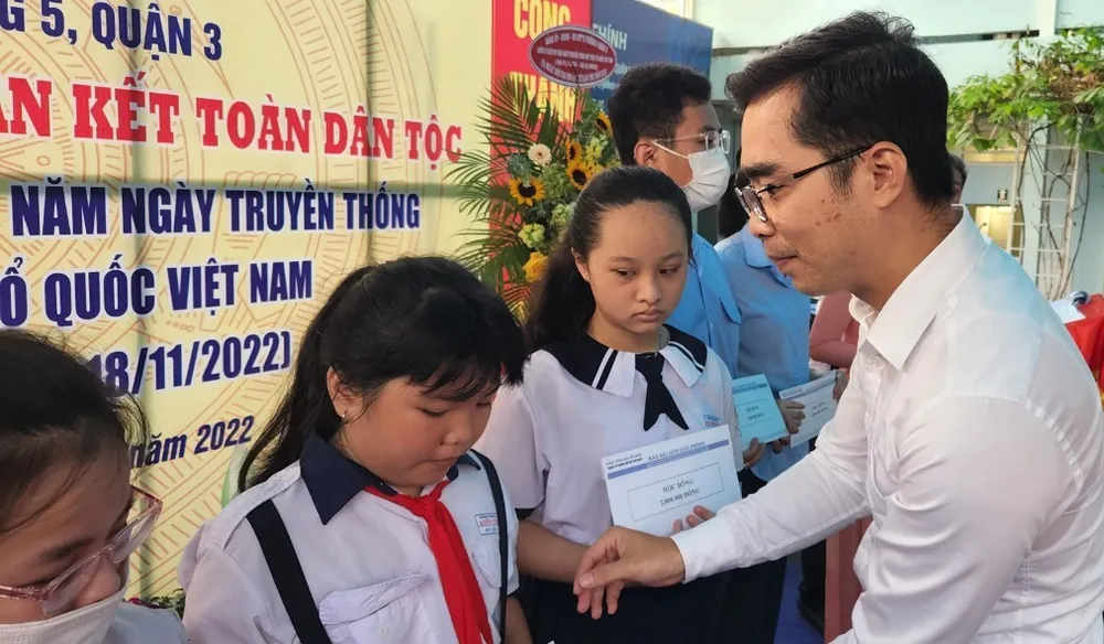Báo SGGP cùng Agribank trao học bổng cho học sinh khó khăn phường 5, quận 3 ảnh 1