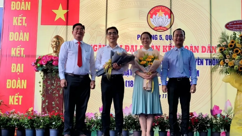 Báo SGGP cùng Agribank trao học bổng cho học sinh khó khăn phường 5, quận 3 ảnh 2