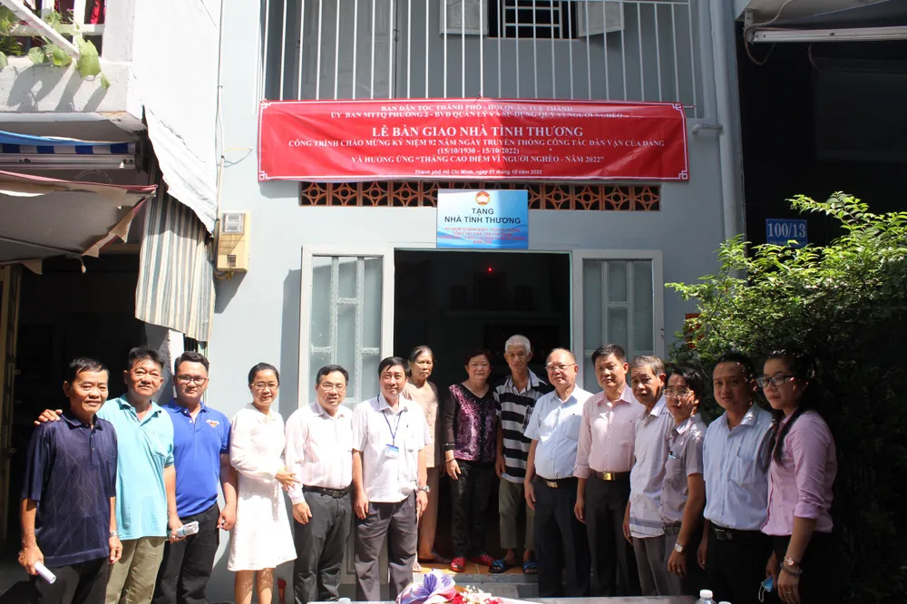 Ban Dân tộc thành phố phối hợp cùng Hội quán Tuệ Thành tặng nhà tình thương  cho gia đình dân tộc thiểu số có hoàn cảnh khó khăn. Ảnh: Ngô Bình