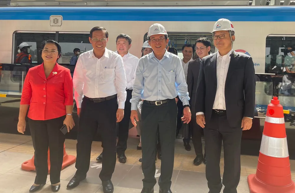 Bí thư Thành ủy TPHCM Nguyễn Văn Nên, Chủ tịch UBND TPHCM Phan Văn Mãi cùng các đồng chí lãnh đạo TP theo dõi quá trình chạy thử nghiệm đoạn trên cao. Ảnh: THANH HẢI