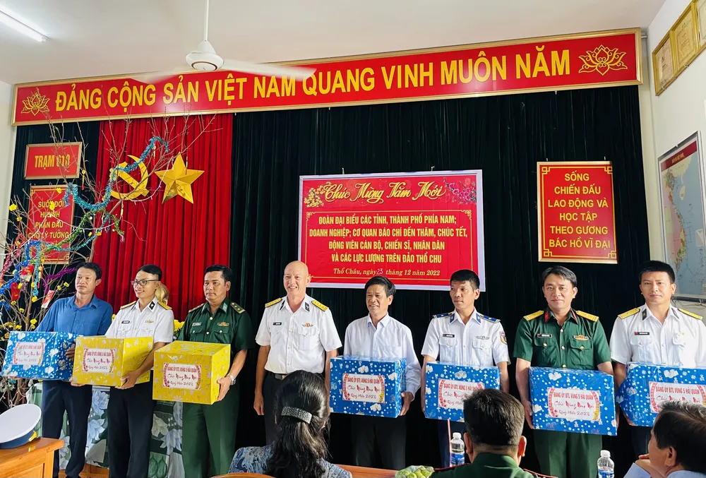 Đoàn công tác tặng quà cho các bộ, chiến sĩ và người dân trên đảo Thổ Chu Đoàn công tác tặng quà cho các bộ, chiến sĩ và người dân trên đảo Thổ Chu