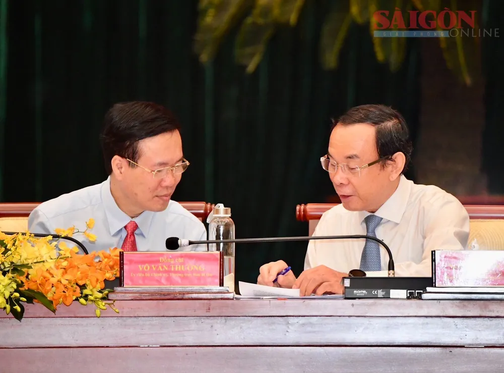 Thường trực Ban Bí thư Võ Văn Thưởng và Bí thư Thành ủy TPHCM Nguyễn Văn Nên trao đổi tại hội nghị. Ảnh: VIỆT DŨNG