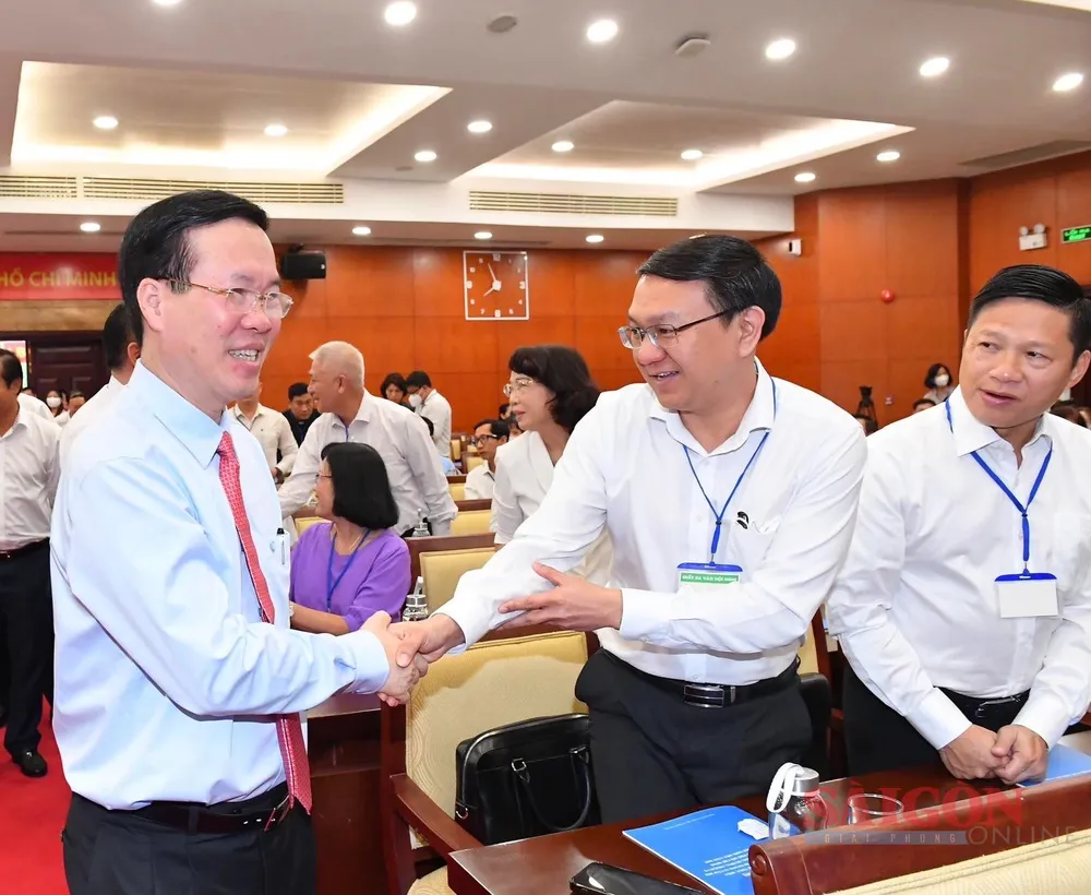 Thường trực Ban Bí thư Võ Văn Thưởng trao đổi với các đại biểu. Ảnh: VIỆT DŨNG Thường trực Ban Bí thư Võ Văn Thưởng trao đổi với các đại biểu. Ảnh: VIỆT DŨNG