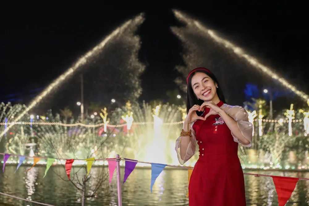 Khu vực vườn đào và nhạc nước ở KĐT Mailand Hoàng Đồng được các bạn trẻ check-in tại Lễ Hội Hoa Đào Xứ Lạng 2023