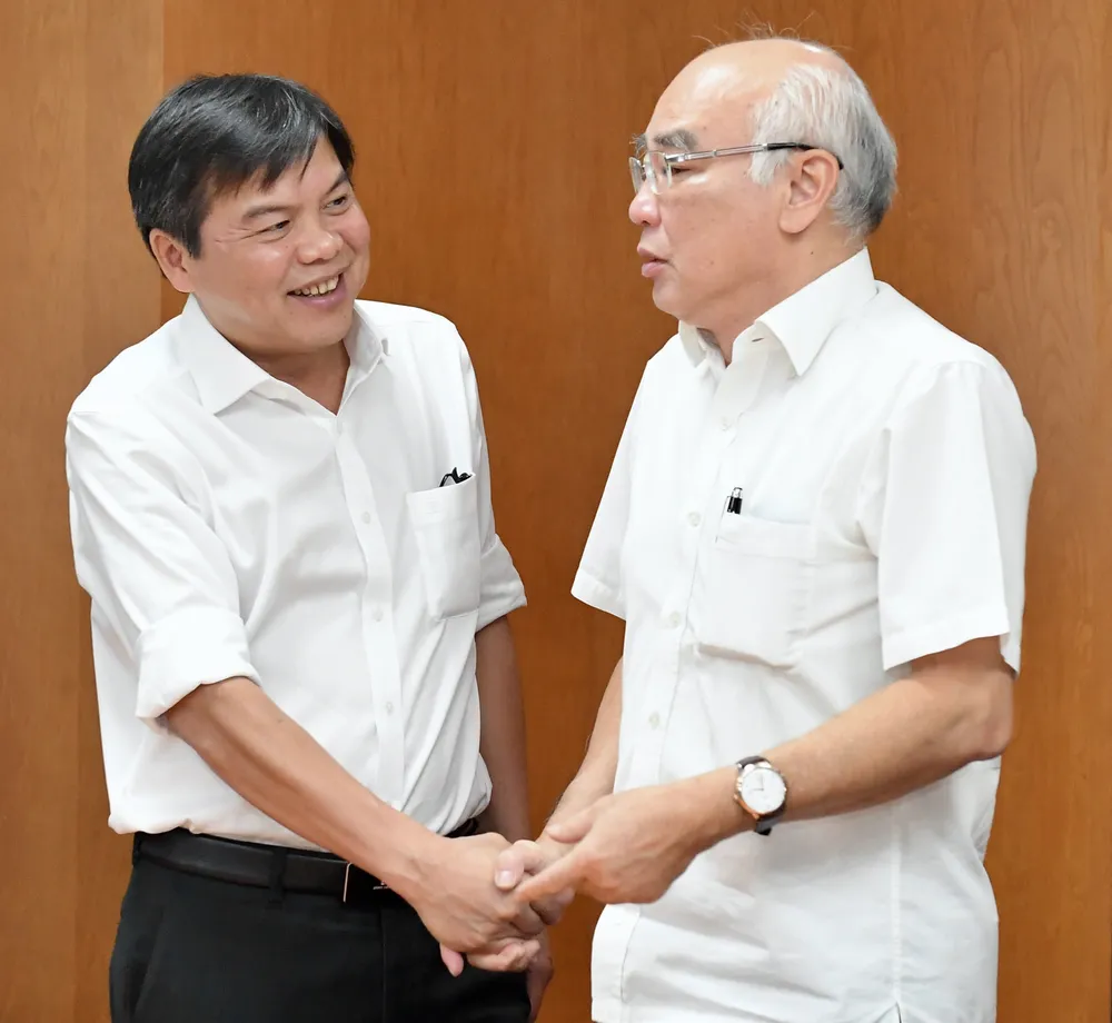 Trưởng Ban Tuyên giáo Thành ủy TPHCM Phan Nguyễn Như Khuê chúc tết Tổng Biên tập Báo SGGP Tăng Hữu Phong, gửi gắm nhiều kỳ vọng vào báo chí và đội ngũ những người làm báo. Ảnh: VIỆT DŨNG