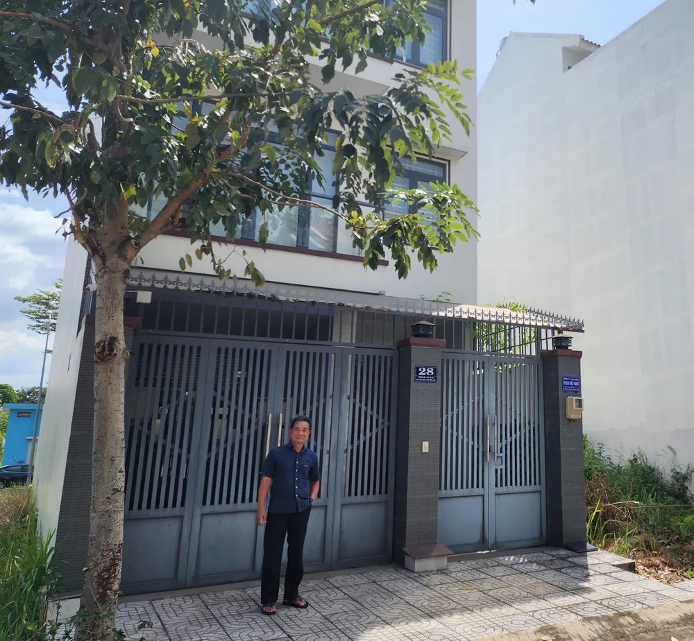 Ông Ngô Quang Dũng bên ngôi nhà không có chủ quyền của mình, tại Khu dân cư Phú Hữu (phường Phú Hữu, TP Thủ Đức, TPHCM)